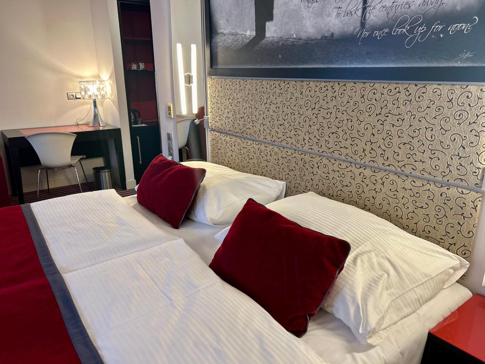Red & Blue Design Hotel Прага Екстер'єр фото